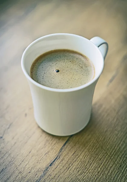 Freshly brewed coffee cup on tabletop. — Stock Photo, Image