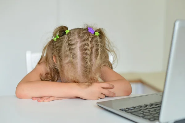 小女孩坐在家里的电脑前哭泣. — 图库照片