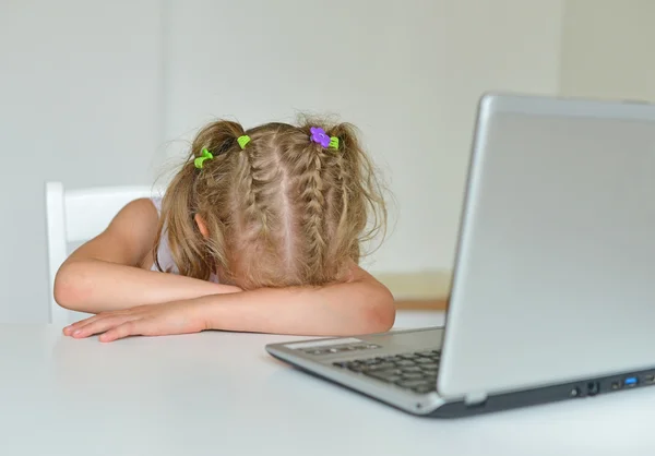 Kleine meisje huilen voor computer thuis. — Stockfoto