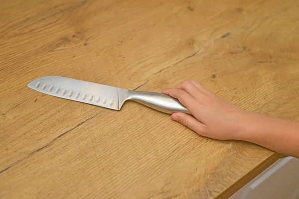 Nebezpečná situace v kuchyni. dítě se snaží získat kuchyňský nůž. — Stock fotografie