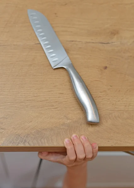 Situação perigosa na cozinha. Criança está tentando pegar uma faca de cozinha . — Fotografia de Stock