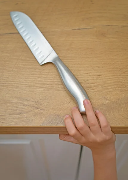 Nebezpečná situace v kuchyni. dítě se snaží získat kuchyňský nůž. — Stock fotografie