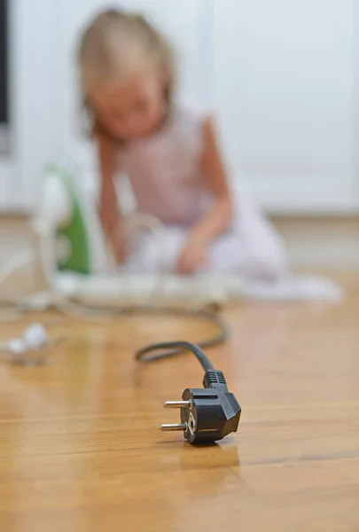 Gevaarlijke situatie thuis. kind spelen met elektriciteit. — Stockfoto