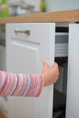 evde tehlikeli bir durum. Çocuk tuzakları parmak kapı.