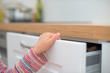 evde tehlikeli bir durum. Çocuk tuzakları parmak kapı.