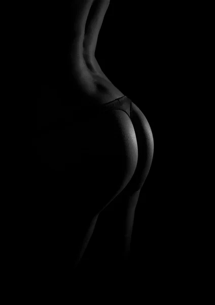 Rückansicht des weiblichen Sexualkörpers in schwarzen Dessous. Schwarz-Weiß-Foto. — Stockfoto