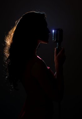 vintage mikrofona şarkı kadın silüeti.