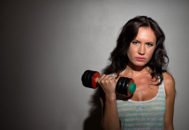 dumbell ile çalışma dışarı çekici esmer kadın.