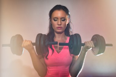 dumbell ile çalışma dışarı çekici esmer kadın.