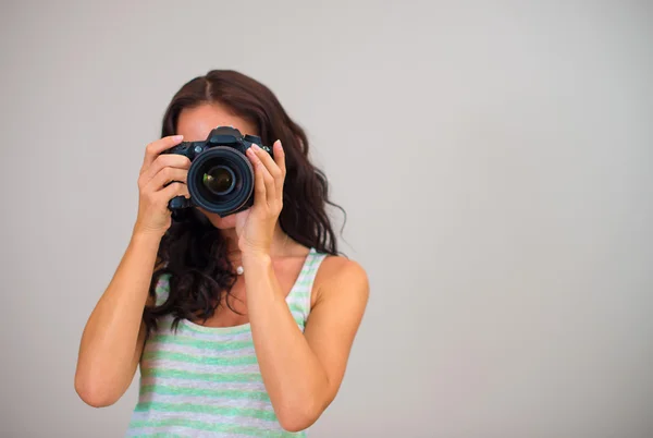 Mulher-fotógrafa morena atraente tira fotos. Espaço para o seu texto . — Fotografia de Stock