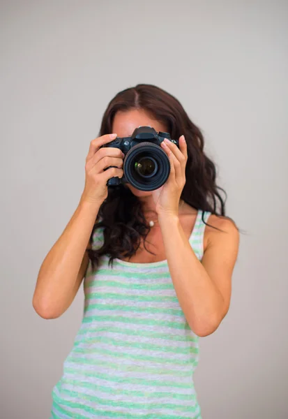 Atractiva morena mujer fotógrafa toma fotos . —  Fotos de Stock