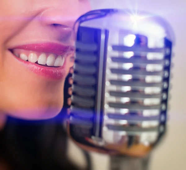 Primo piano della bocca femminile che canta nel microfono vintage . — Foto Stock