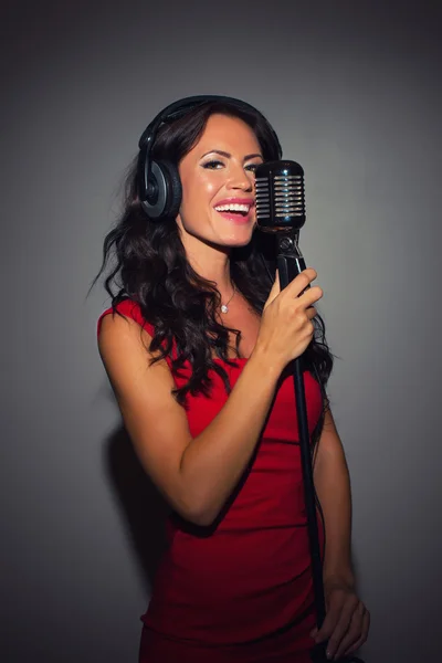 Attraente donna bruna che registra una canzone in studio musicale . — Foto Stock