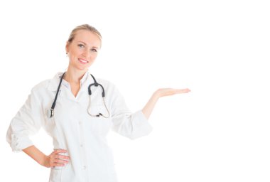gülümseyen kadın doktor portresi. Beyaz arka plan üzerinde izole. metin için yer.