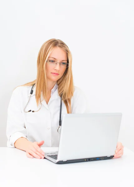 Ritratto di medico donna con netbook . — Foto Stock