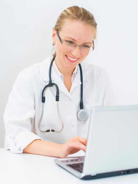 Retrato de doctora sonriente con netbook . —  Fotos de Stock