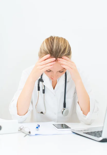 Porträt einer Ärztin, die müde von der Arbeit ist. — Stockfoto