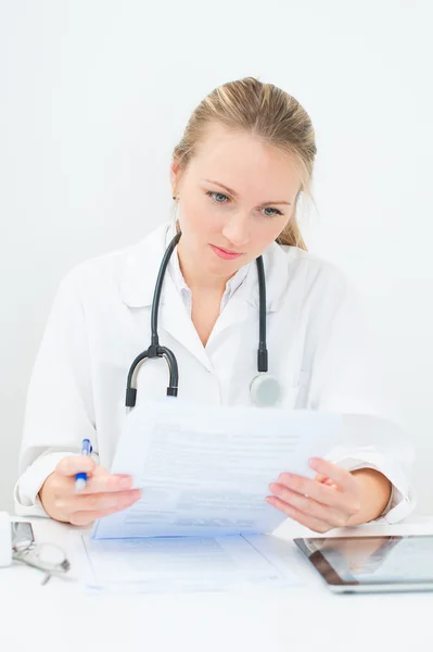 Porträt einer Ärztin, die mit Dokumenten arbeitet. — Stockfoto