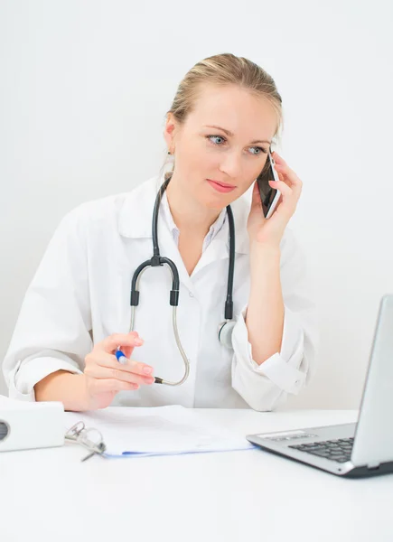 Portret kobiety lekarz rozmawia przez telefon. — Zdjęcie stockowe