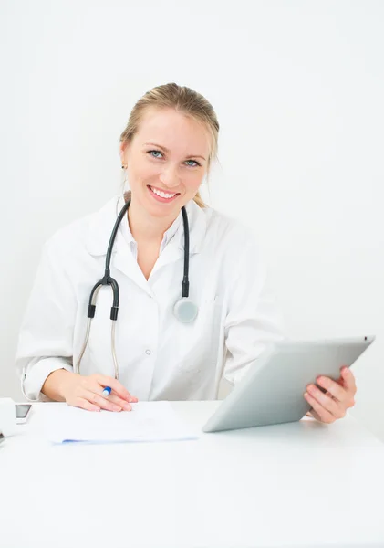 Portret uśmiechający się kobiece kobieta lekarz z komputera typu tablet. — Zdjęcie stockowe