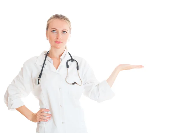Portret van vrouwelijke arts. geïsoleerd op een witte achtergrond. plaats voor uw tekst. — Stockfoto
