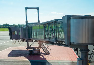 Bir Havaalanı terminal gate köprüsünden Jet.