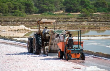 Deniz tuz üretimi. Traktör ile tuz buharlaşma gölet.