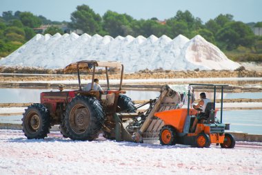 Deniz tuz üretimi. Traktör ile tuz buharlaşma gölet.