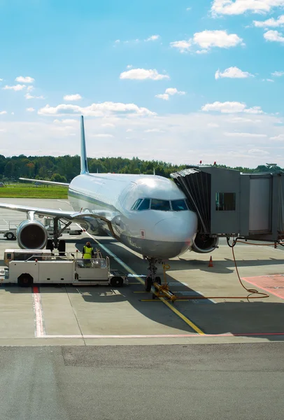 Pasażerski samolot konserwacji na lotnisku przed wylotem. — Zdjęcie stockowe