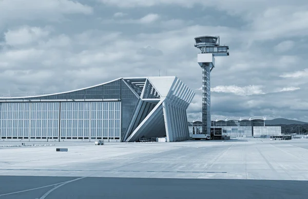 Menara kontrol lalu lintas udara di bandara . — Stok Foto