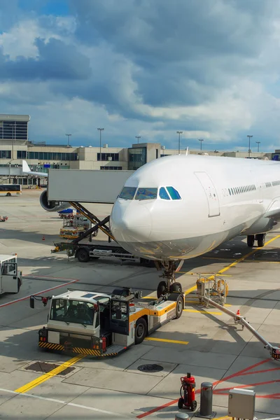 Mantenimiento del avión de pasajeros en el aeropuerto antes del vuelo . — Foto de Stock