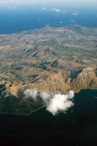 Bergig ö. Visa från planet. — Stockfoto