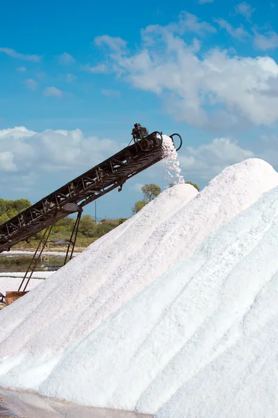 Виробництво морської солі. Конвеєрний пояс з сіллю . — стокове фото