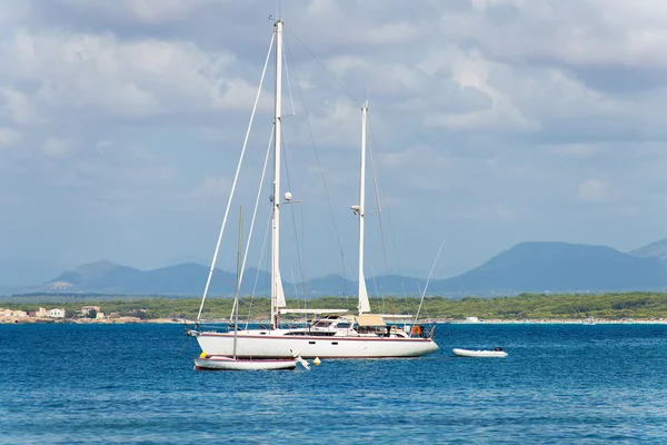 Yacht i viken ankar. — Stockfoto