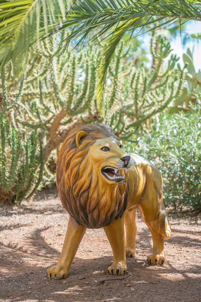 Штучний лев у національному парку. Іграшка для дітей . — стокове фото