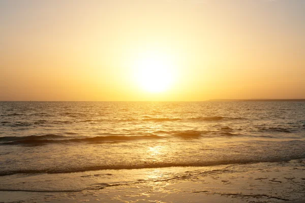 Zonsondergang over de zee. Foto van het strand. — Stockfoto