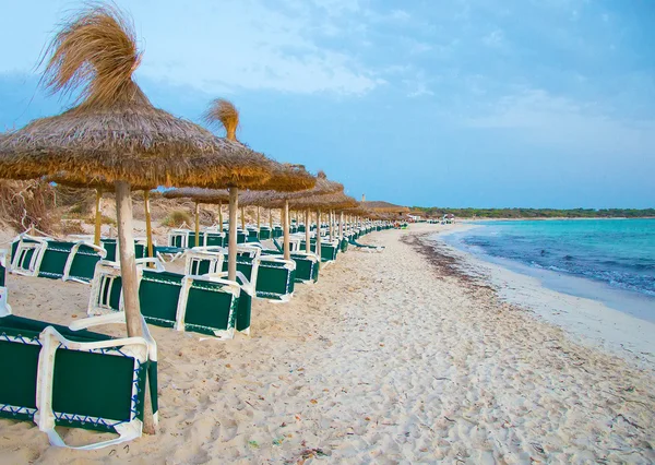 Un sacco di lettini sulla spiaggia . — Foto Stock