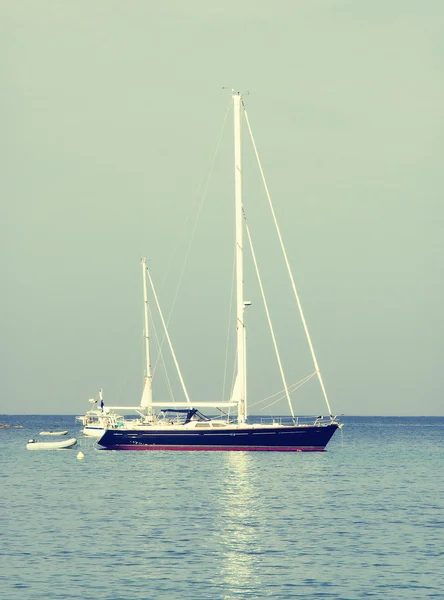 Yacht in the bay at anchor. Vintage effect. — Stock Photo, Image
