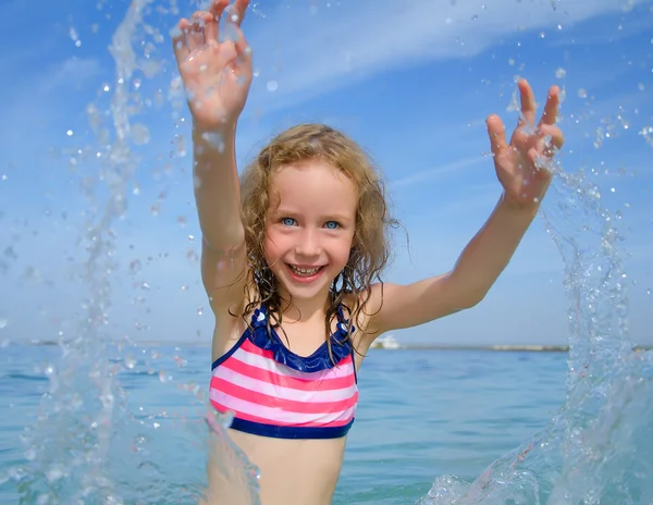 Bambino felice che gioca in mare . — Foto Stock