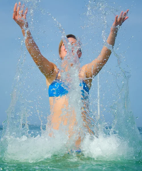 Glückliche Frau, die Spaß im Meer hat. — Stockfoto