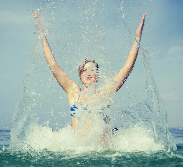 Счастливая женщина развлекается в море. Винтажный эффект . — стоковое фото