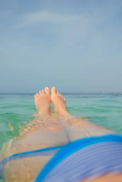 Vrouw zwemmen in water lagune. — Stockfoto