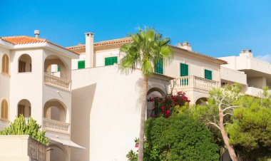 Modern lüks otel mavi gökyüzü karşı parçası.