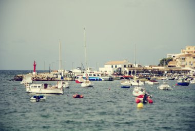 Çapa koyunda birçok yatlar.