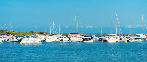 Muchos yates en la bahía en ancla . —  Fotos de Stock