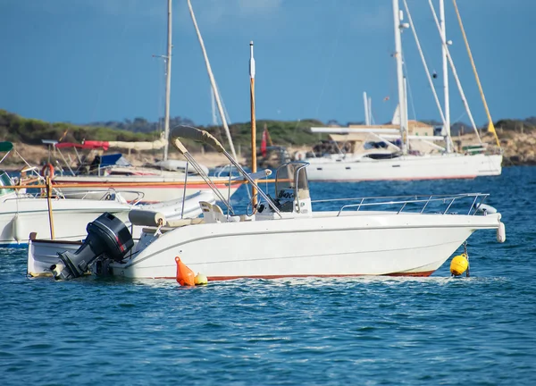 De nombreux yachts dans la baie à l'ancre . — Photo