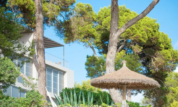 Part of modern luxury hotel against blue sky. — Stock Photo, Image