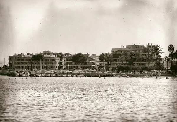 Luxehotel op het strand. Oude retro foto. — Stockfoto