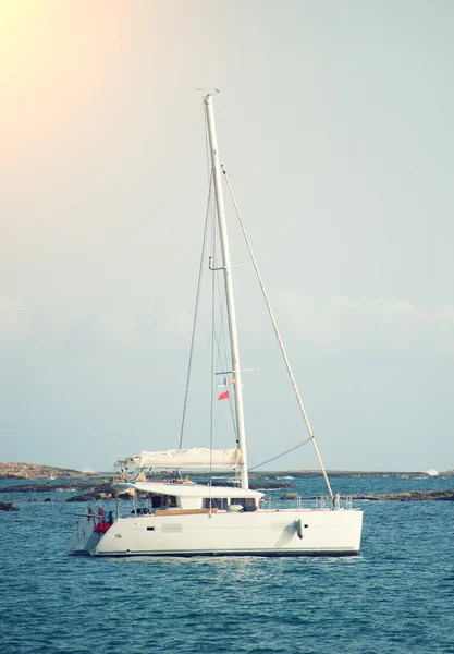 Yacht i viken ankar. — Stockfoto