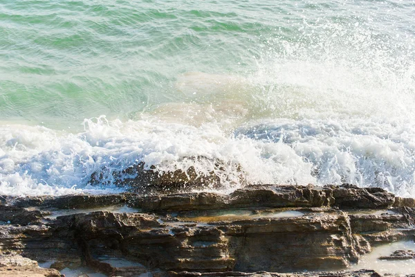 De grosses vagues venteuses éclaboussant des rochers. Début de la tempête . — Photo